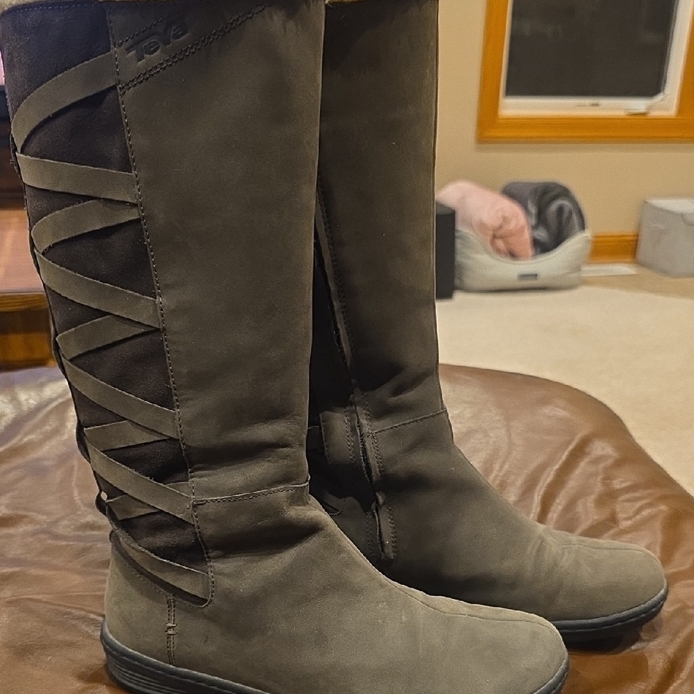 Teva Women's Figueroa Olive Green Boots Sz 9